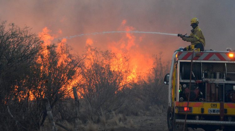 Continúan combatiendo las llamas en la zona de El Milagro