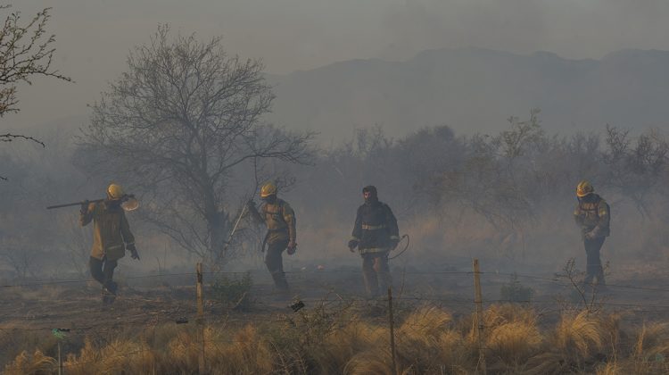 Bomberos y brigadistas siguen combatiendo el incendio en las Sierras Centrales