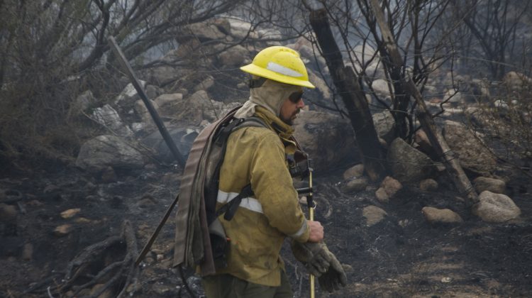 La lucha para controlar el incendio en las Sierras Centrales