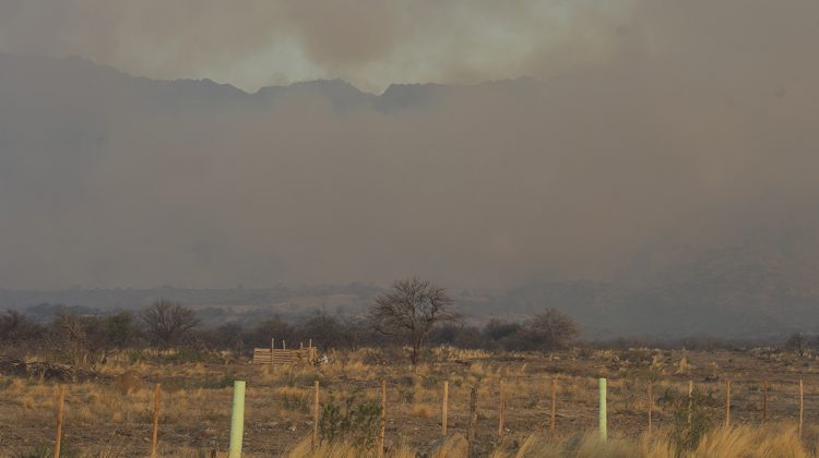 Bomberos y brigadistas continúan trabajando para controlar un incendio al pie de las Sierras Centrales