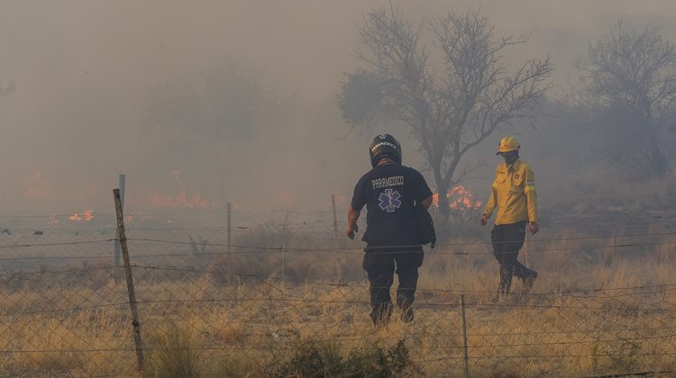 Incendio en las Sierras Centrales: se trabaja en varios frentes para evitar que el fuego siga avanzando