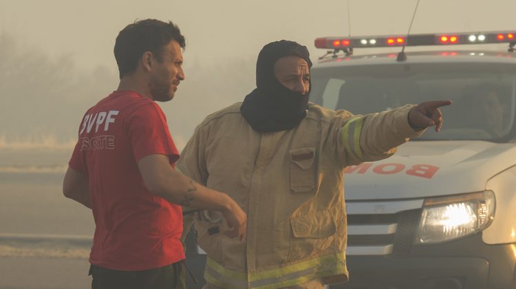 Unos 40 bomberos combaten un incendio entre Los Molles y Villa de la Quebrada