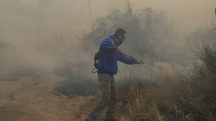 Bomberos y brigadistas trabajan para tratar de contener el incendio en cercanías a El Milagro