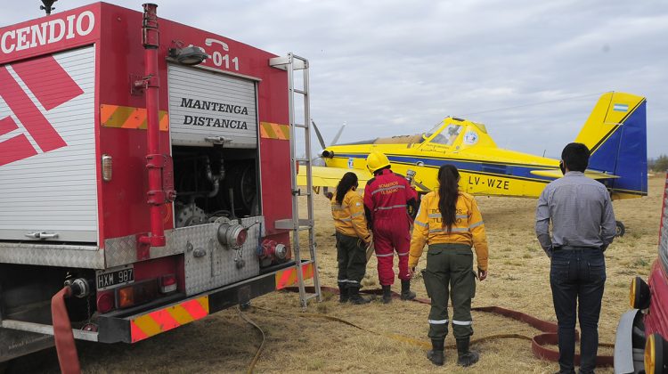 Bomberos trabajan para controlar cuatro incendios simultáneos