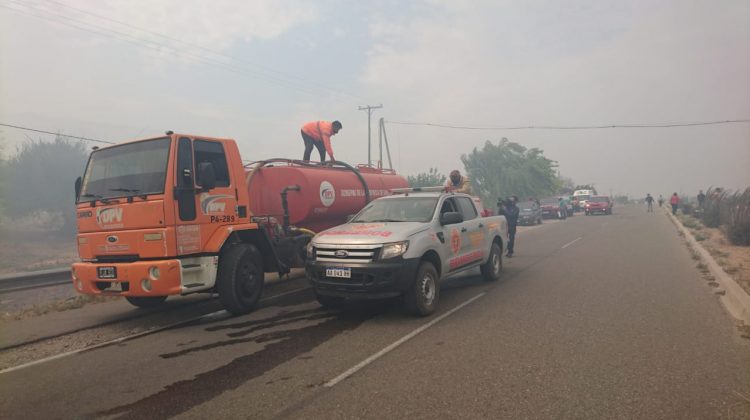 Catorce dotaciones de bomberos intentan controlar el incendio en las Sierras Centrales