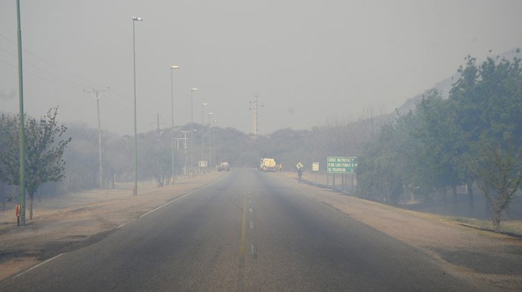 Bomberos y brigadistas continúan trabajando en la lucha contra el fuego