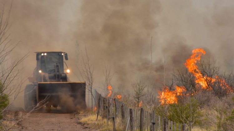 Los equipos de Vialidad Provincial están abocados al control de los incendios forestales