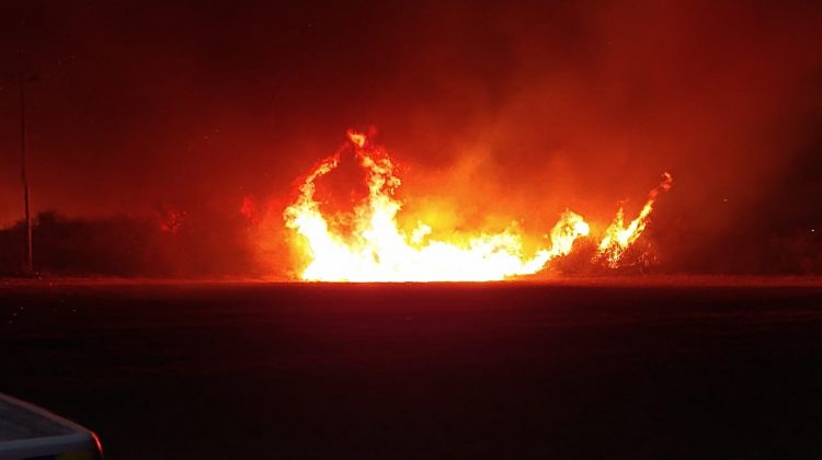 Trabajan para extinguir un incendio en La Punta