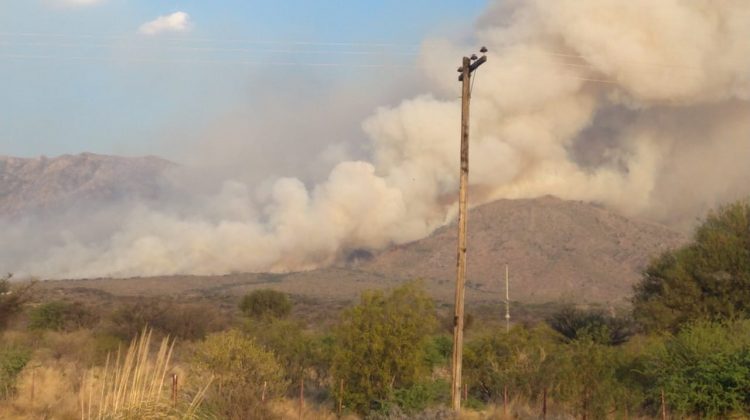 Bomberos y brigadistas intensificaron los trabajos: el fuego avanzó por la ladera de las Sierras Centrales