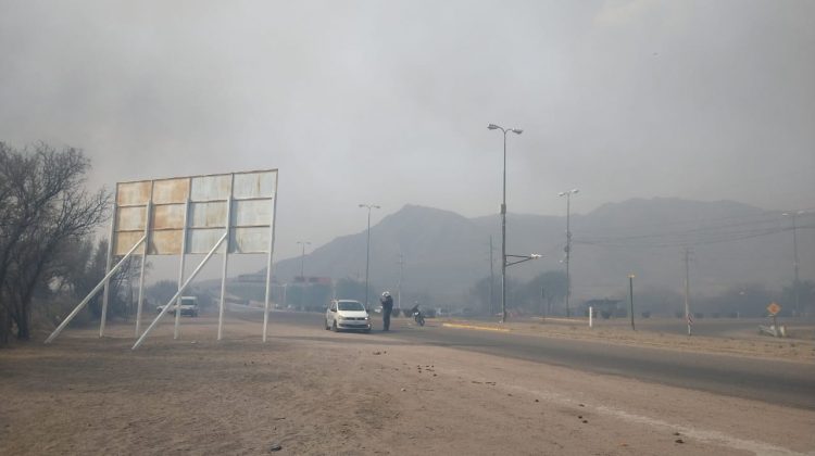 El fuego cruzó la autopista 25 de Mayo y por precaución se cortó la Ruta Nacional 146