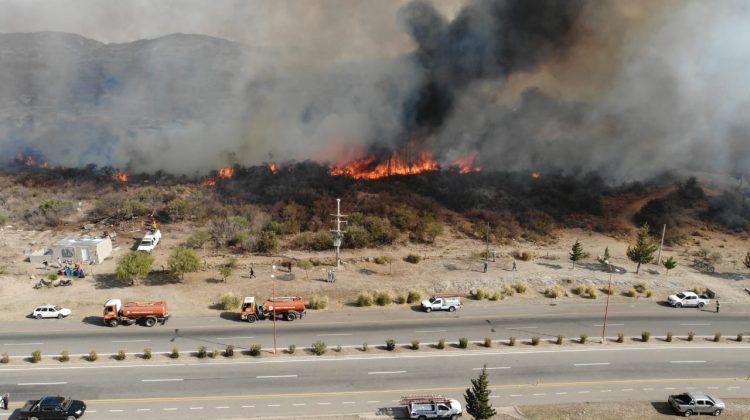 El incendio en Los Puquios continúa activo