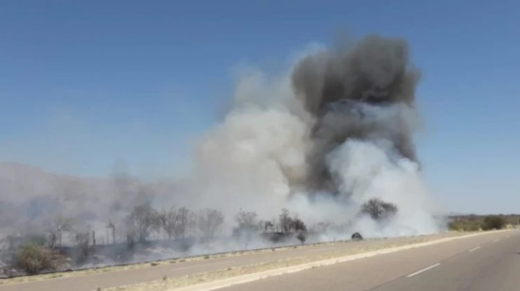 Bomberos y brigadistas combaten un incendio en la zona de Villa de la Quebrada