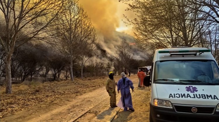 Trabajan para extinguir 4 focos de incendio; controlaron el de Juana Koslay