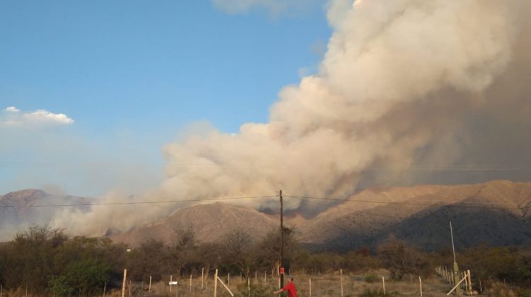 Bomberos combaten el incendio en las Sierras Centrales, que mantiene grandes dimensiones