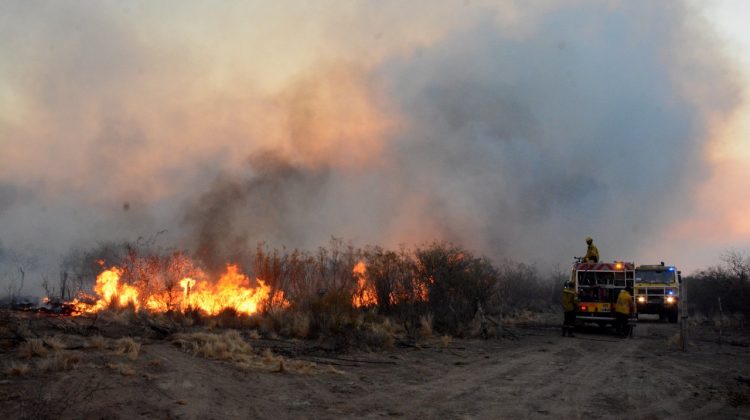 Controlaron cuatro incendios y aún combaten el de las Sierras Centrales