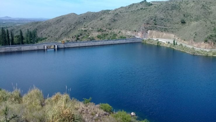 ¿Cómo influyen las precipitaciones en los sistemas de agua cruda de la provincia?