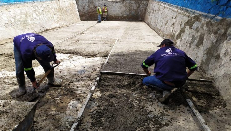 San Luis Agua realiza tareas de limpieza y reparación de una pileta desarenadora en Quebrada de López