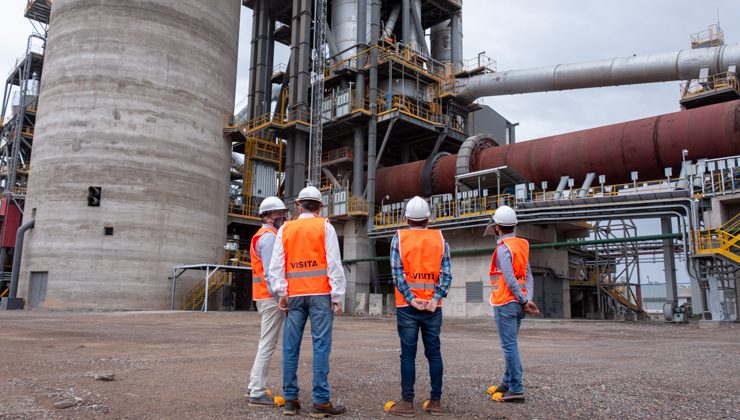 Lavandeira recorrió la nueva línea de producción de Cementos Avellaneda en La Calera