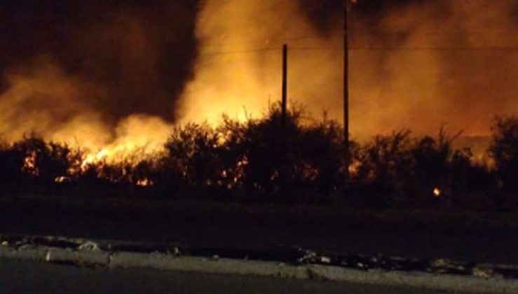 Incendio en Merlo: ardua tarea de bomberos y brigadistas para contener el fuego