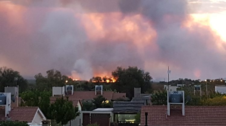 Bomberos y brigadistas combaten un incendio en Merlo y hay otros cuatro frentes en el norte provincial