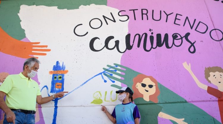 Día de las Personas con Discapacidad: el gobernador pintó un mural con niñas, niños y adolescentes de diferentes instituciones