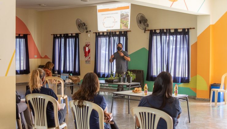 El Ministerio de Producción capacitó en agroecología a docentes de la Escuela “Manuel García Ferré” de La Punta