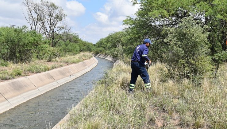 San Luis Agua realiza la limpieza y desmalezamiento en las márgenes del Canal Paso de las Carretas