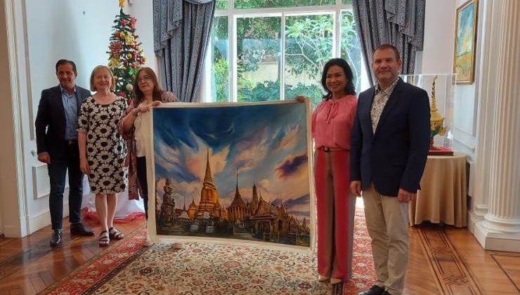 Una obra de Alejandra Etcheverry luce en la Embajada de Tailandia