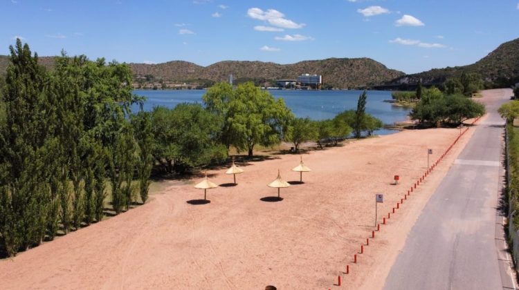 Con arena de la localidad de Jarilla forman dos nuevas playas en el peridique de Potrero de los Funes