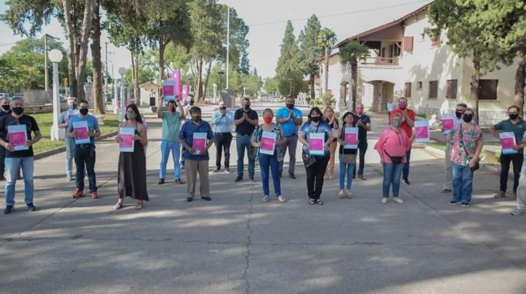 Veinte familias mercedinas recibieron las escrituras de sus hogares