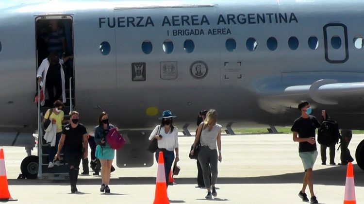 Llegó el primer vuelo comercial de pasajeros al Aeropuerto Valle del Conlara