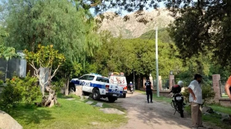 Bomberos y Brigadistas de San Luis Solidario intervinieron en una trágica y sorpresiva crecida de un arroyo en Cortaderas