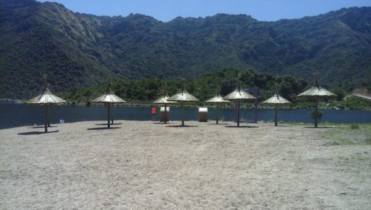 Colocaron sombrillas en la nueva playa del dique Piscu Yaco