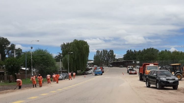 Desborde de un canal: trabajan para retirar el barro que ingresó al circuito de Potrero de los Funes