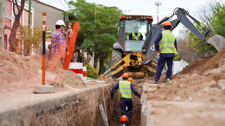 Comenzó la colocación de cañerías cloacales en calle Chile