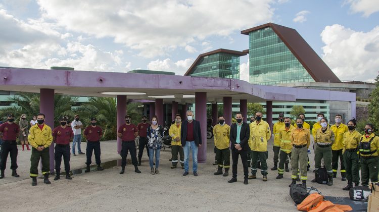 El gobernador despidió a los brigadistas puntanos que ayudarán en el incendio de El Bolsón