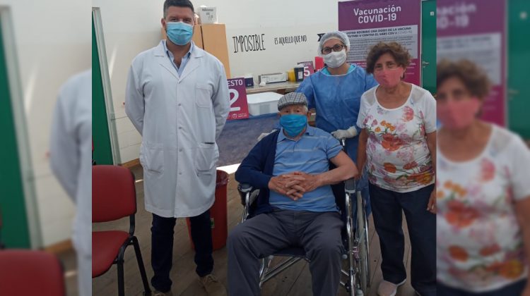 Con 102 años, Oscar se vacunó contra el Coronavirus en el Hospital San Luis