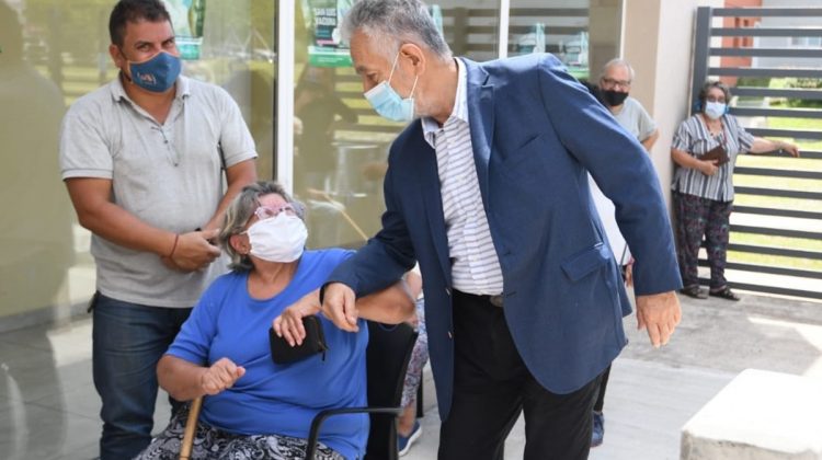 El gobernador visitó el Hospital “Madre Catalina Rodríguez” de Merlo y acompañó a los adultos mayores que reciben la vacuna contra el COVID-19