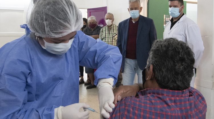 El gobernador visitó el Hospital San Luis y acompañó a los mayores de 80 años que este lunes recibieron la vacuna contra el Coronavirus