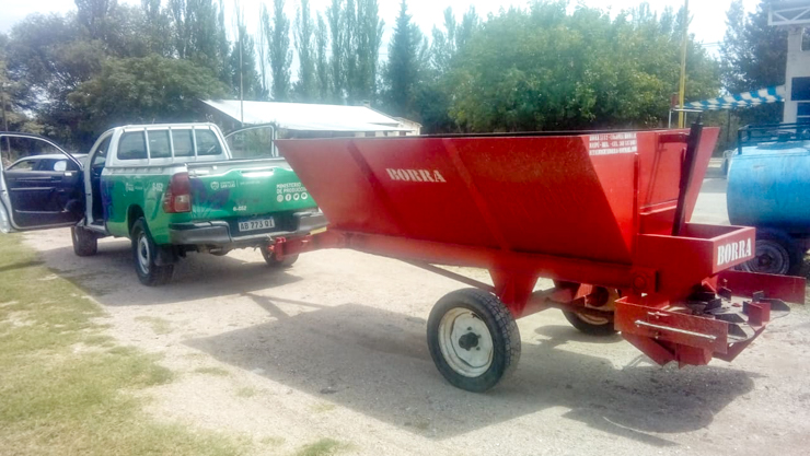 La Mesa Caprina del Norte recibió una abonadora para el aprovechamiento del guano de sus majadas