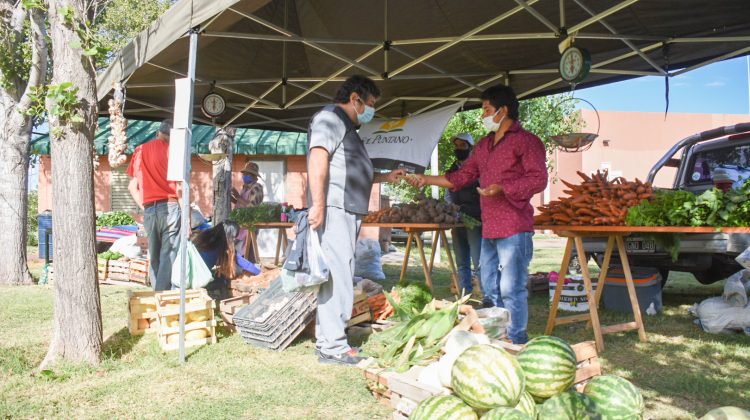 Gran cantidad de personas se acercaron al predio de Sol Puntano para adquirir verduras, frutas y productos envasados