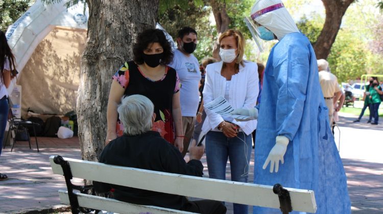 Carla Vizzotti realizó un recorrido por un puesto de hisopado, el Hospital San Luis y el Centro Oncológico