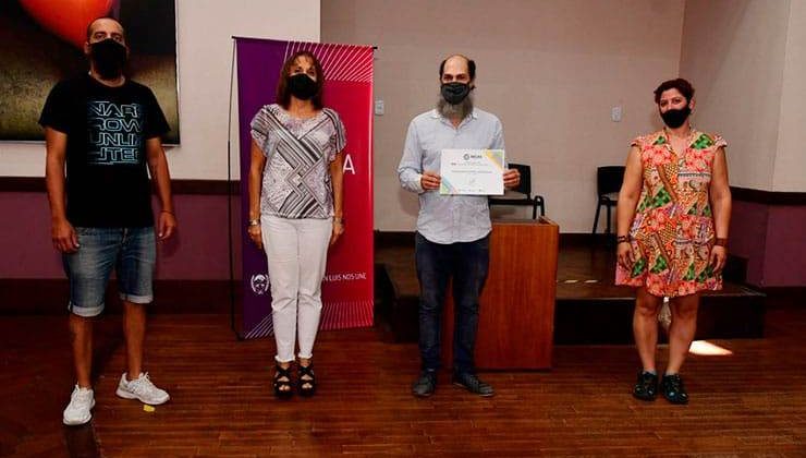 Rapisarda entregó un certificado a los ganadores de la beca del Consejo Federal de Cultura