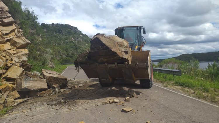 Vialidad provincial realizó tareas de desmalezado y mantenimiento de caminos en diferentes puntos de la provincia