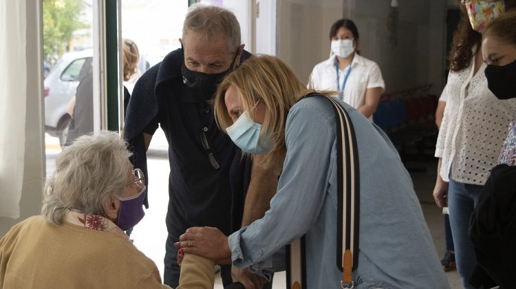 Edith tiene 100 años y este lunes se vacunó contra el Coronavirus