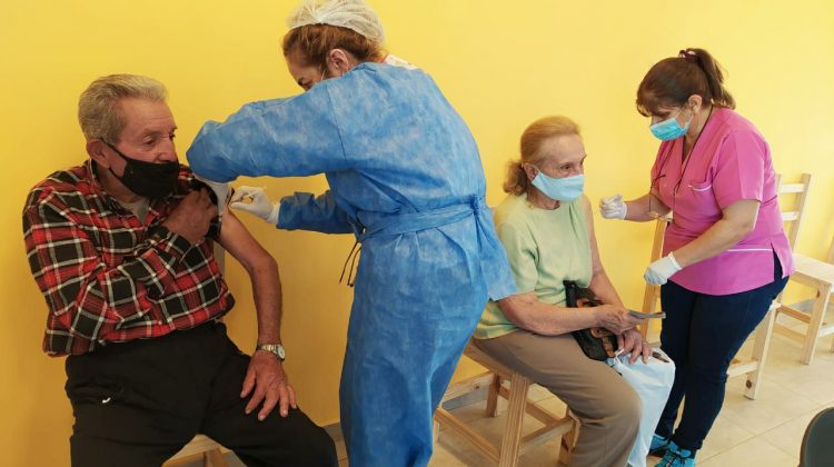 Jornada de vacunación en el Hospital “Madre Catalina Rodríguez”: se convocaron a más de 600 adultos mayores