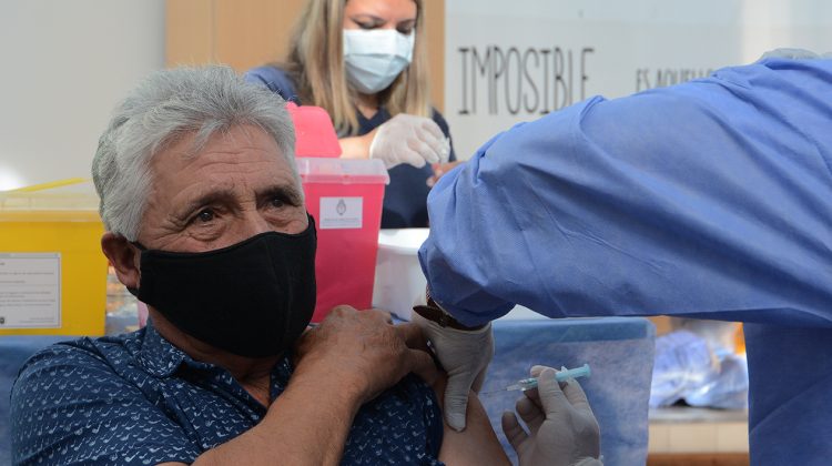 El Hospital San Luis continúa con la vacunación contra el COVID-19