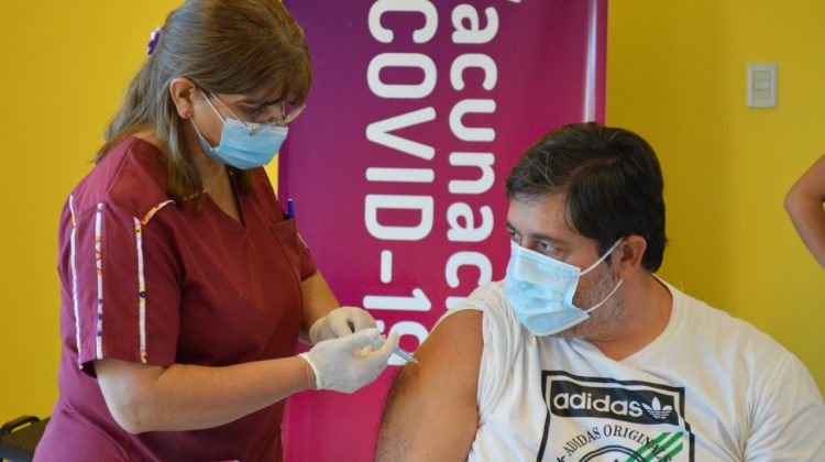 En el Hospital “Madre Catalina Rodríguez” vacunaron a más de 100 personas menores de 60 años con factores de riesgo