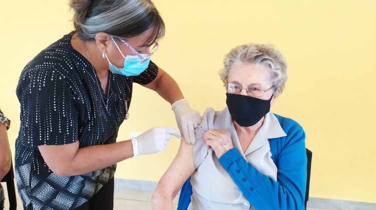 Vacunan a mayores de 80 de la Costa de los Comechingones y el Valle del Conlara, en el Hospital “Madre Catalina Rodríguez”