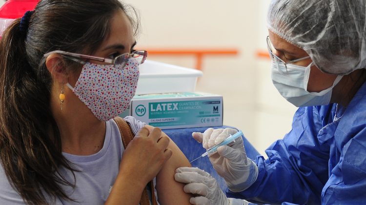 Vacunan a más docentes: son 250 los que este viernes fueron inoculados en el Hospital San Luis